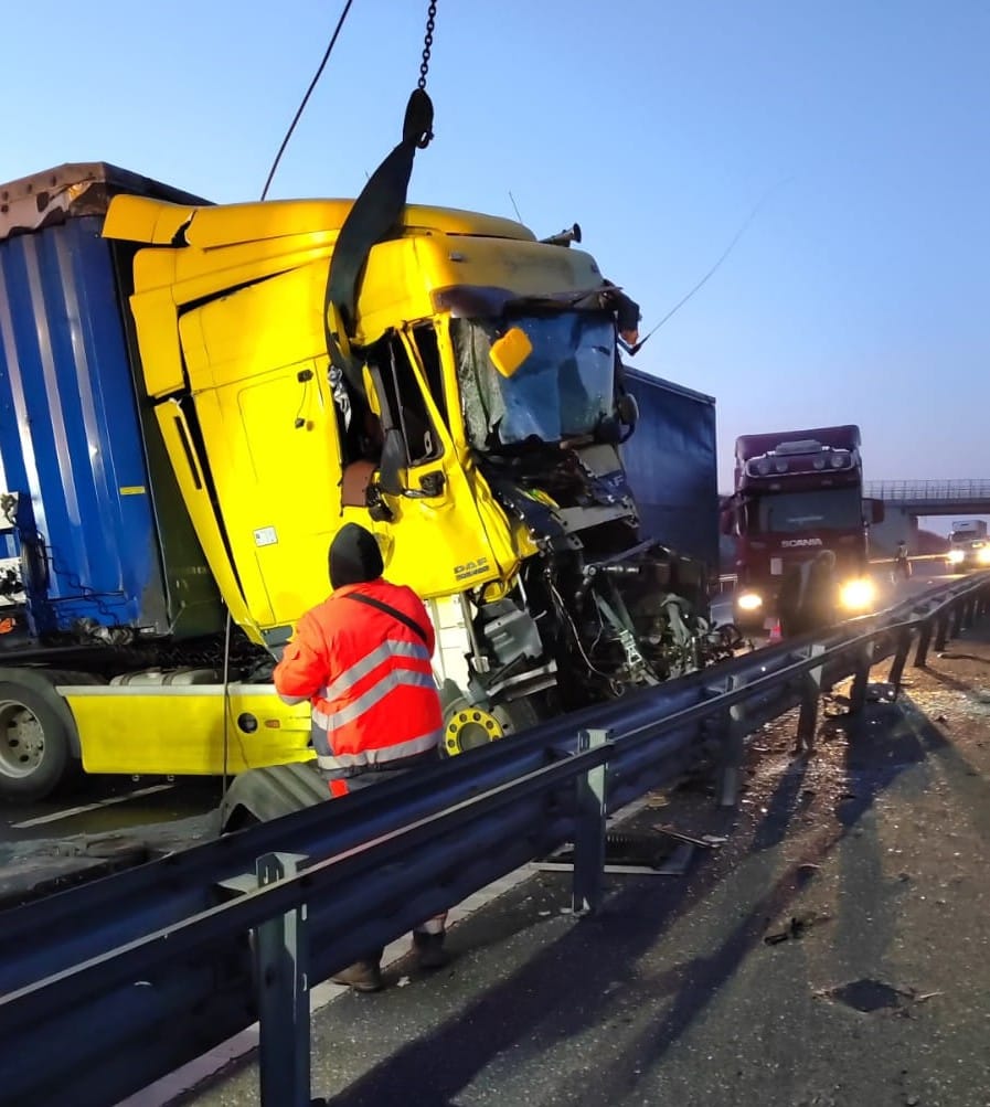 Un TIR a lovit un utilaj de deszăpezire pe Autostrada A1
