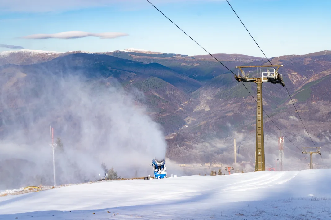 Cu ajutorul tunurilor de zăpadă, Straja deschide sezonul de schi cu petrecere pe pârtie și avertismente de siguranță în Parâng